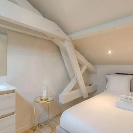 Moderne Et Equipe En Duplex, * Villeurbanne