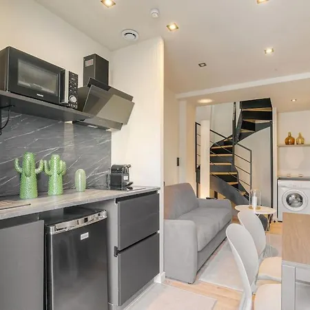 Moderne Et Equipe En Duplex, Villeurbanne